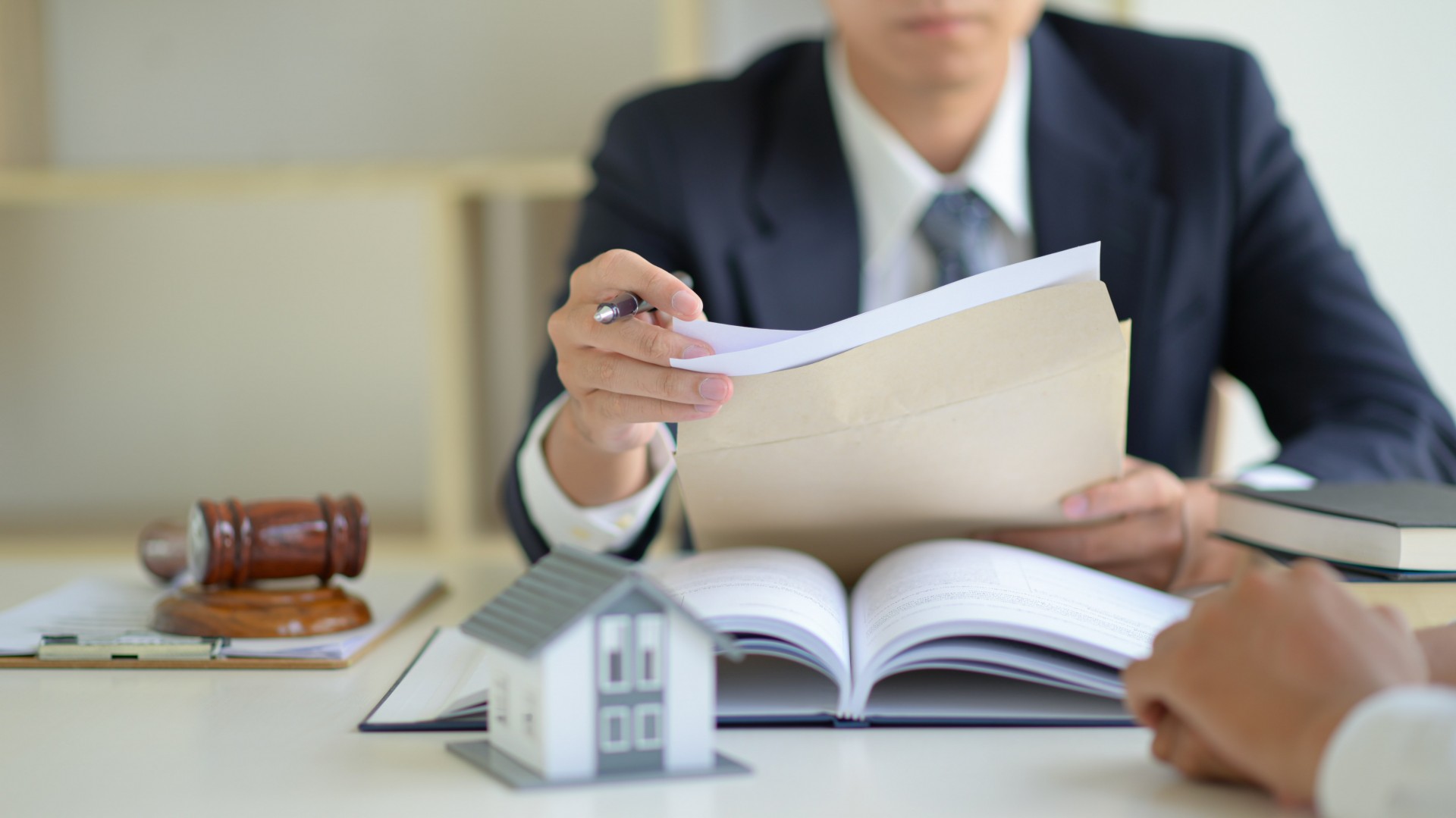 Should You Hire a Real Estate Agent or Lawyer to Buy a House